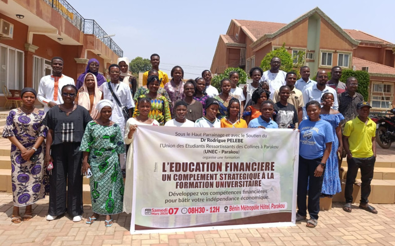 Formation sur l'éducation financière au profit des étudiants des collines :Le Dr Rodrigue Pèlèbè soutient une initiative à Parakou