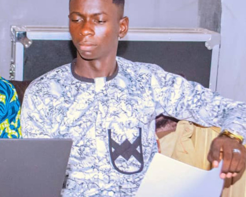 Le Président Bue Flash-Up Nawal Sabi Nanta initie une formation au profit de ses camarades étudiants